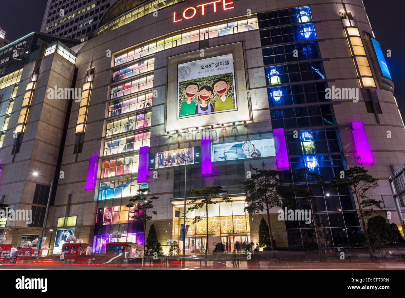 Lotte department store illuminata di notte nel quartiere a Myeongdong di Seoul, Corea del Sud. Foto Stock