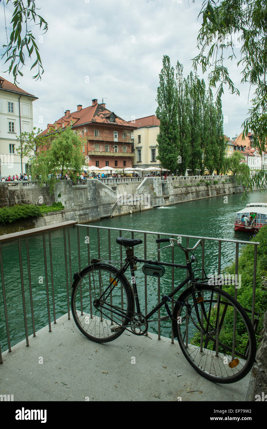 Una bicicletta sul fiume Ljubljanica bank nel centro di Ljubljana Foto Stock
