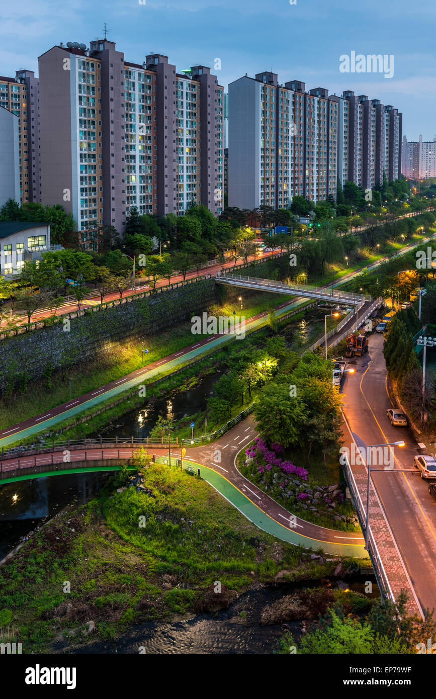 Scenico urbano di un percorso e il fiume taglio attraverso i sobborghi di Seoul, Corea del Sud. Foto Stock