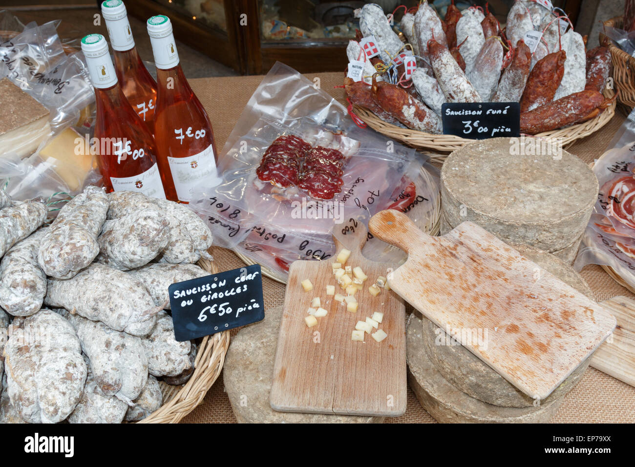 Specialità regionale di esposizione di alimenti compresi Tomme formaggio, salsicce locali tutti dalla Haute Savoie Foto Stock