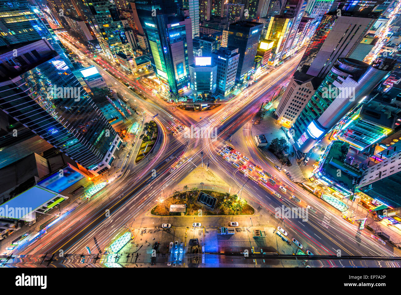 Guardando verso il basso su un importante interstection di notte a Seul, in Corea del Sud. Foto Stock
