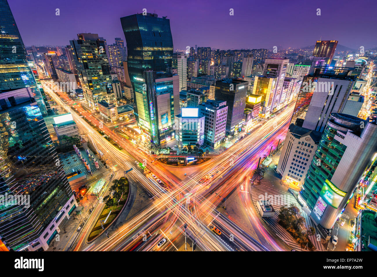 Il traffico di notte zips attraverso un incrocio nel quartiere di Gangnam di Seoul, Corea del Sud. Foto Stock