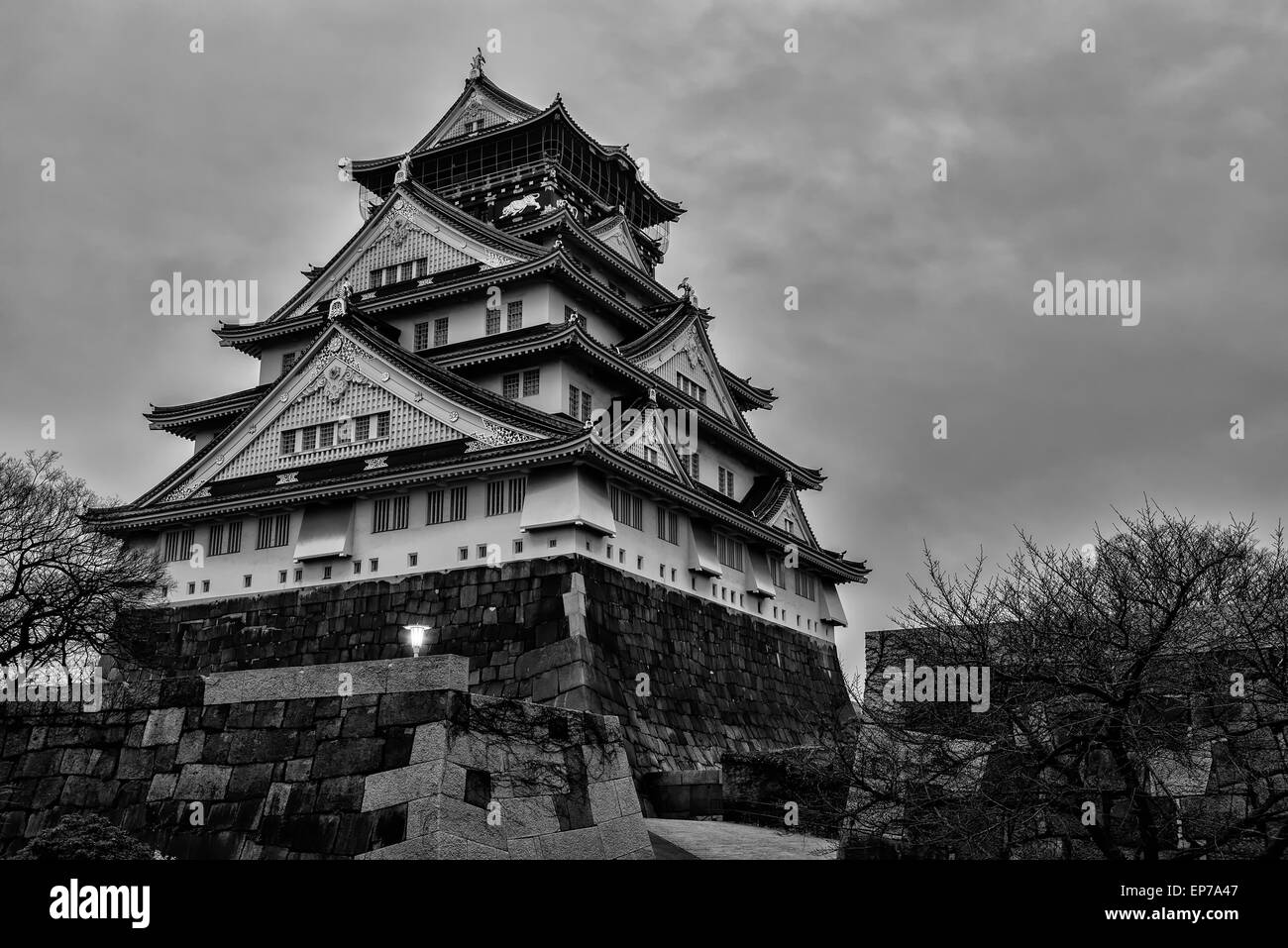 In bianco e nero del Castello di Osaka in un cupo mattina. Foto Stock