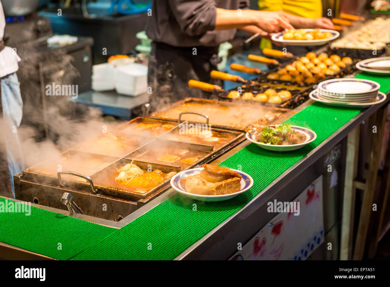 Ramen e oden messo su piastre a un cibo di strada in stallo di Osaka in Giappone. Foto Stock