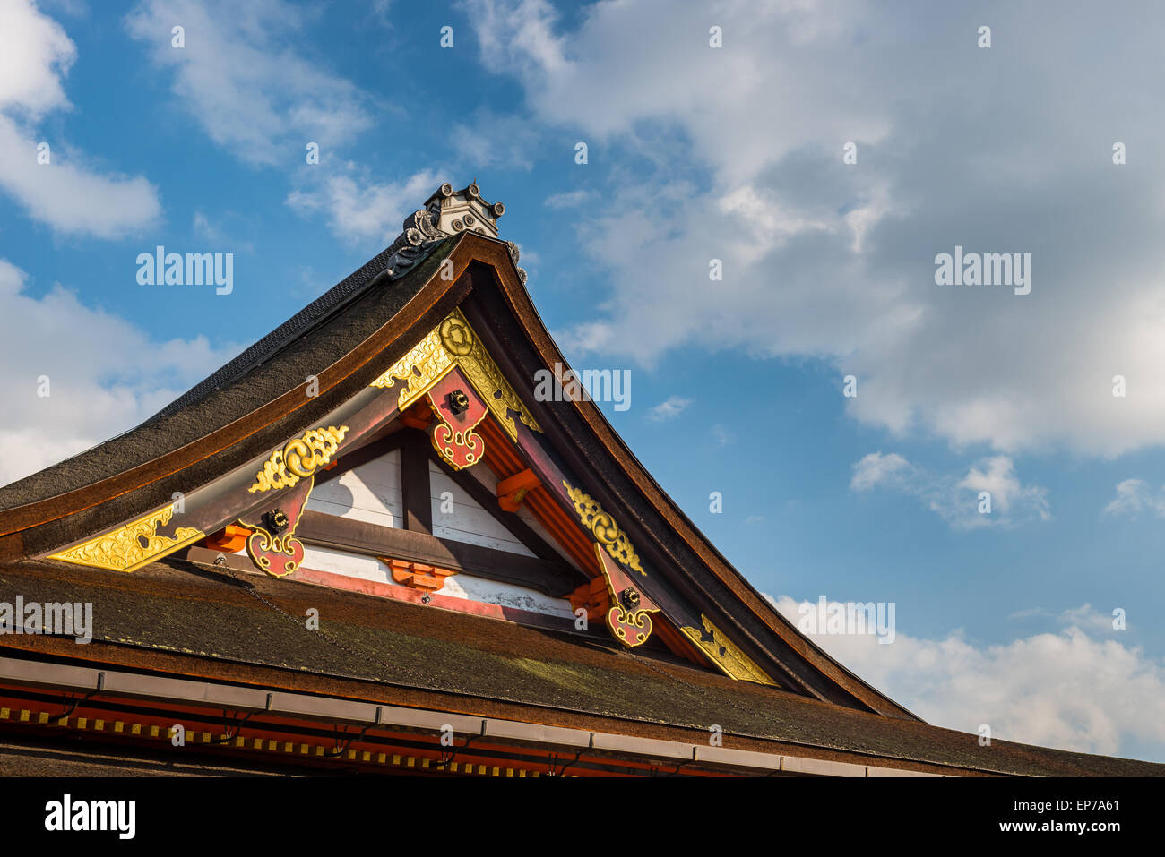 Dettagli architettonici del santuario Yasaka a Kyoto, in Giappone. Foto Stock