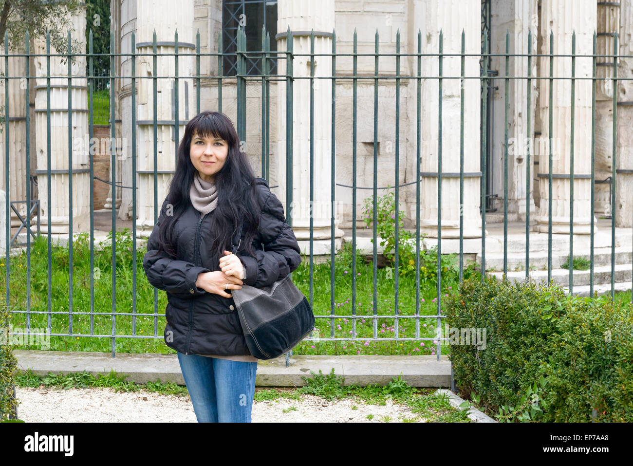 Ragazza turistico presso il tempio di Ercules, risalente al più tardi il II secolo A.C. e forse eretto da L. Mummius Achaicus Foto Stock