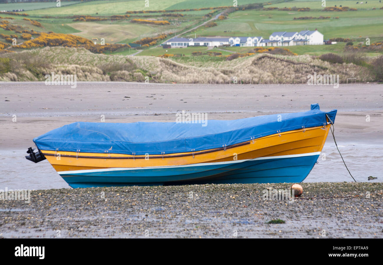 Barca e spiaggia al Parrog, all'estremità meridionale di Newport Beach, Pembrokeshire Coast National Park, Galles UK a maggio Foto Stock
