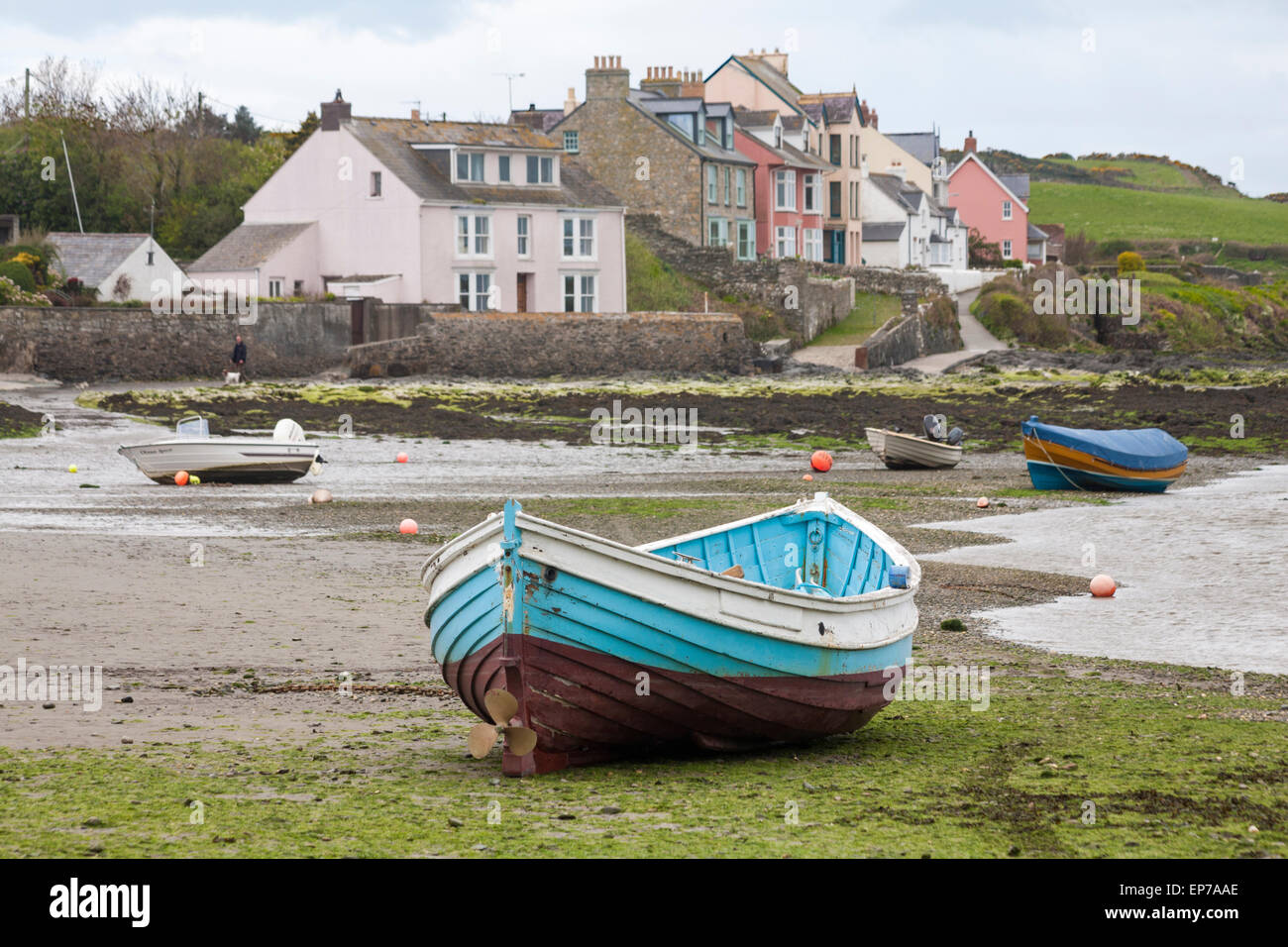 Barca, spiaggia e case al Parrog, all'estremità meridionale di Newport Beach, Pembrokeshire Coast National Park, Galles UK nel mese di maggio Foto Stock