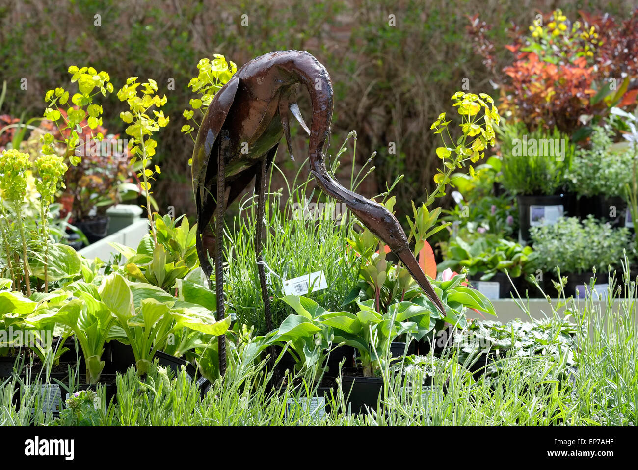 Airone di metallo sul display nel centro giardino Foto Stock
