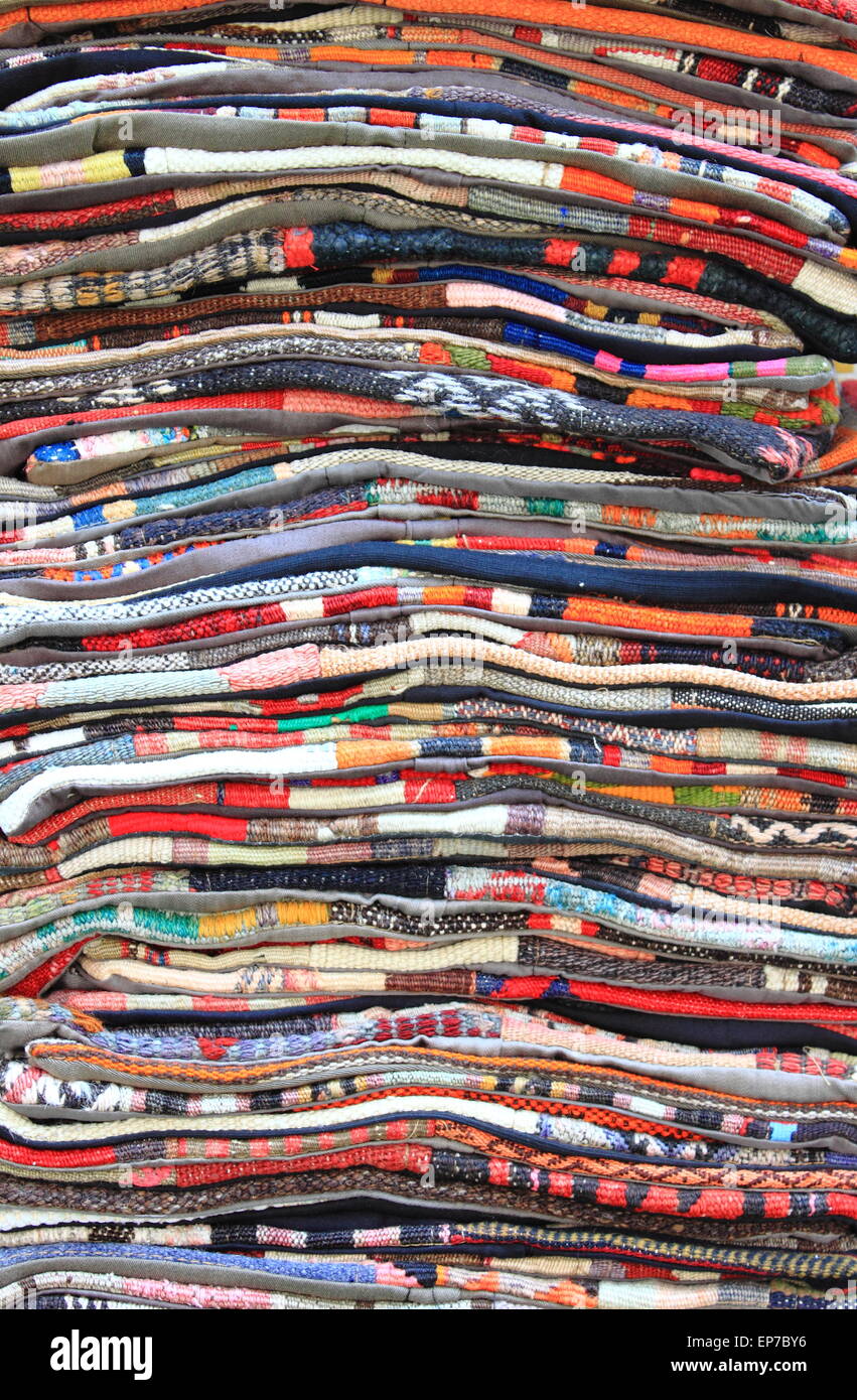 Tappeti piegata per la vendita in un negozio di tappeti Foto Stock