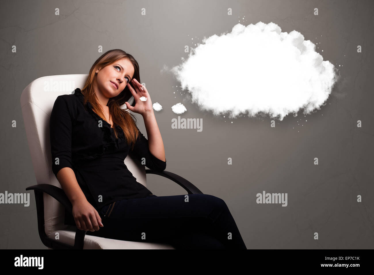 Bella Signora pensando di cloud parlato o bolle di pensiero con spazio di copia Foto Stock