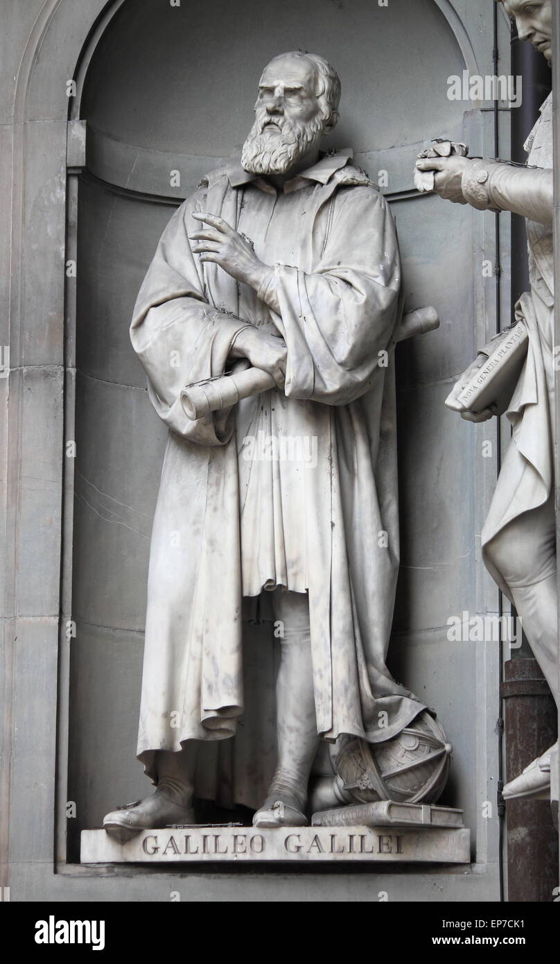 Statua di Galileo Galilei al di fuori del museo degli Uffizi a Firenze, Italia Foto Stock