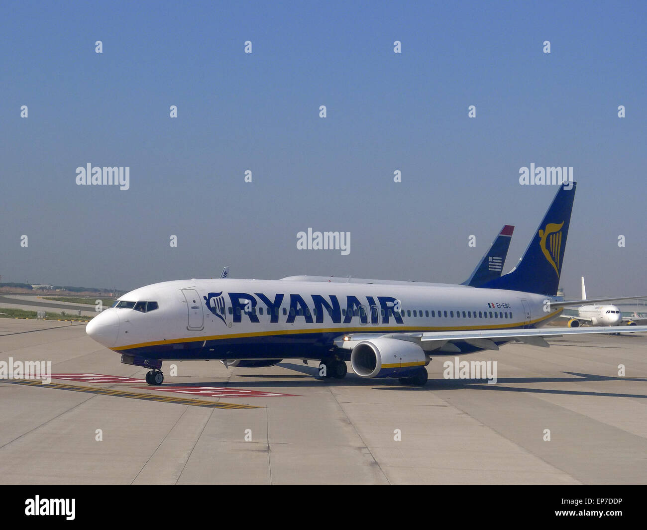 Piano di Ryanair sulla pista prima del decollo all'Aeroporto El Prat di Barcellona Foto Stock