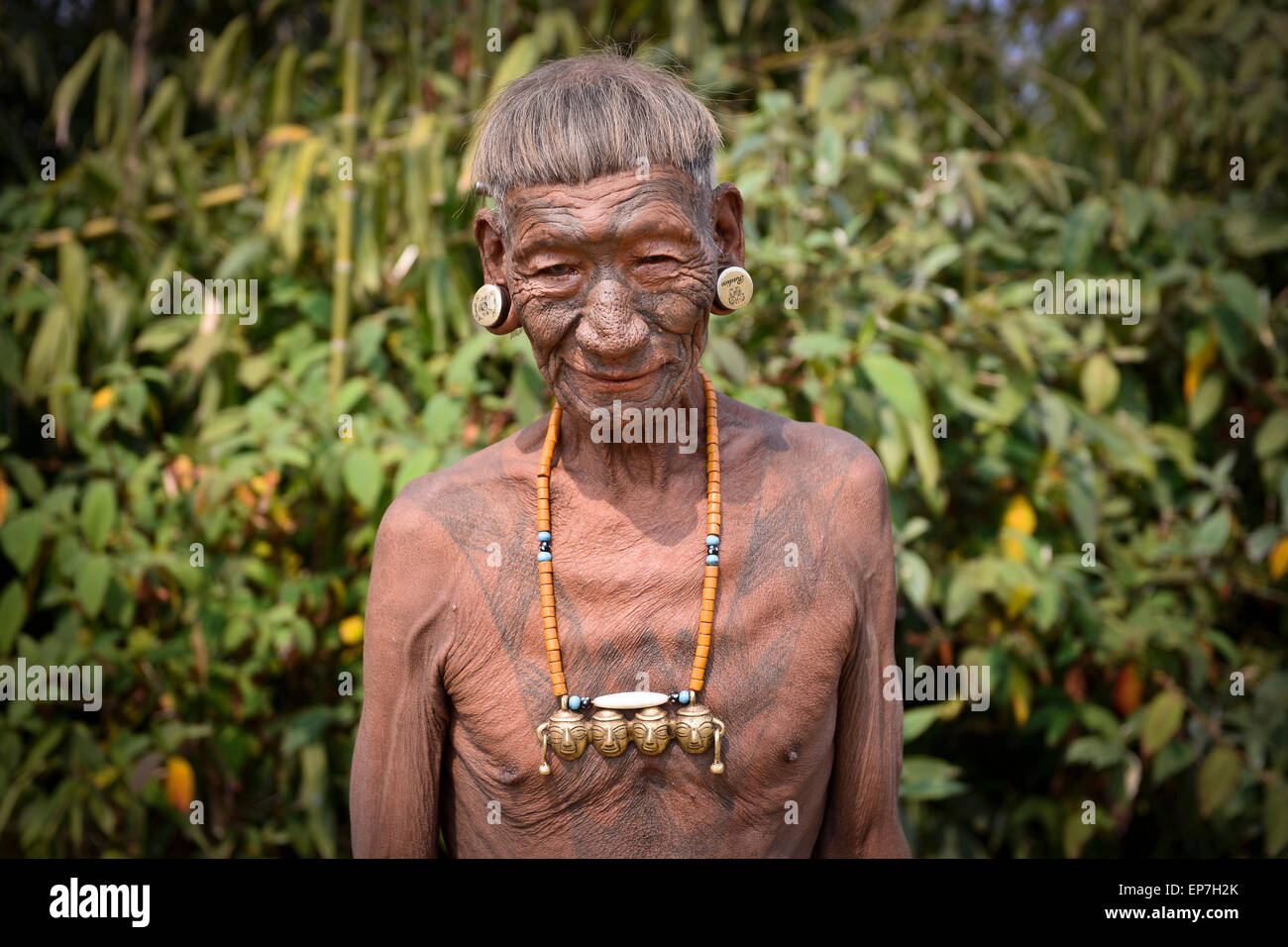 Vecchio headhunter in Nagaland Foto Stock