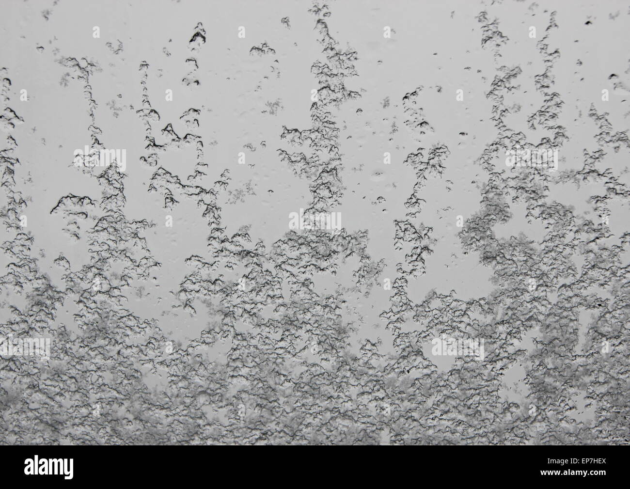 Fondere la neve fredda da sfondo all'interno della finestra Foto Stock