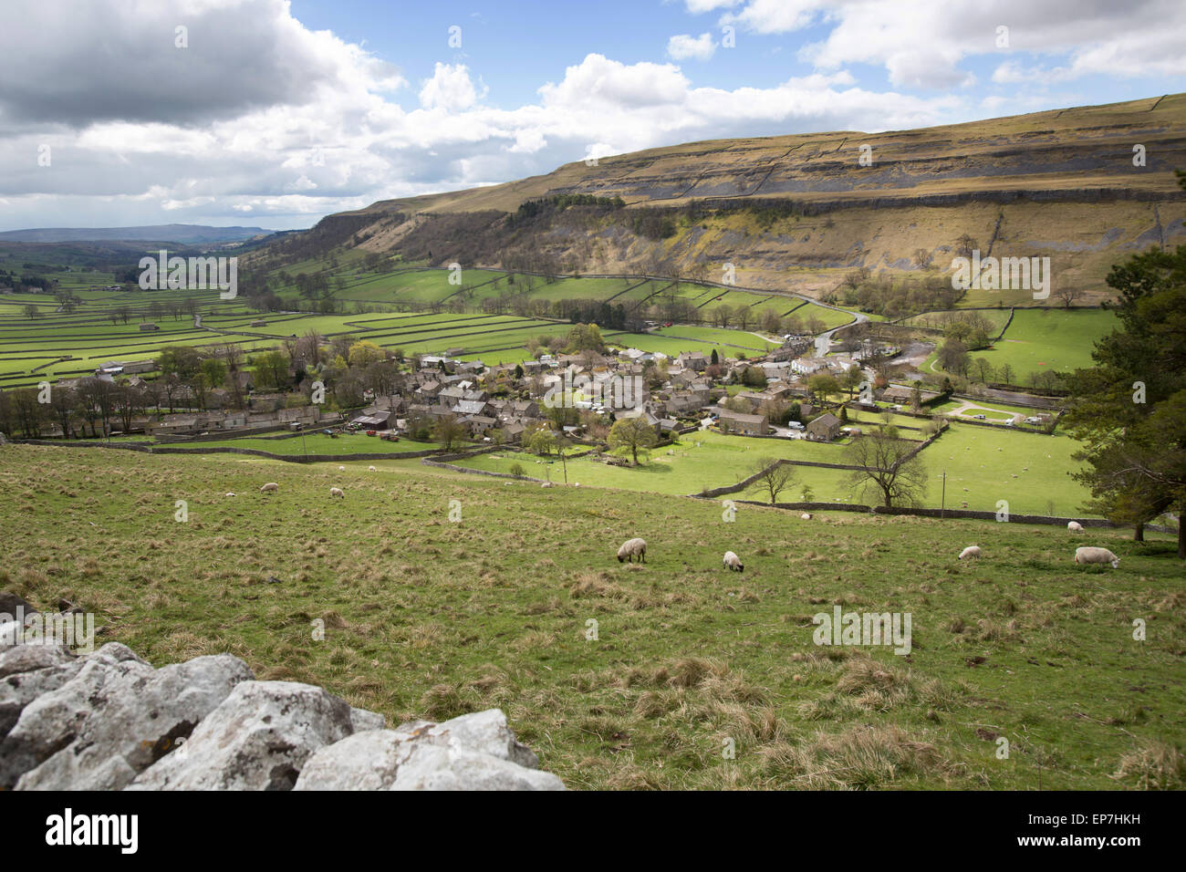 Villaggio di Kettlewell, nello Yorkshire, Inghilterra. Una vista pittoresca del Wharfedale con il villaggio di Kettlewell in primo piano. Foto Stock