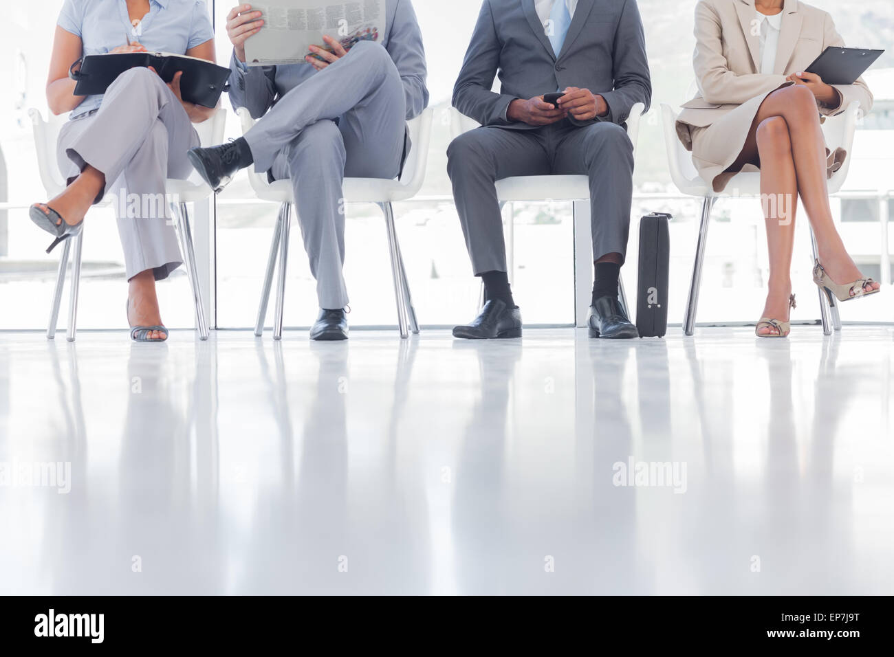 Gruppo di vestiti bene la gente di affari in attesa Foto Stock