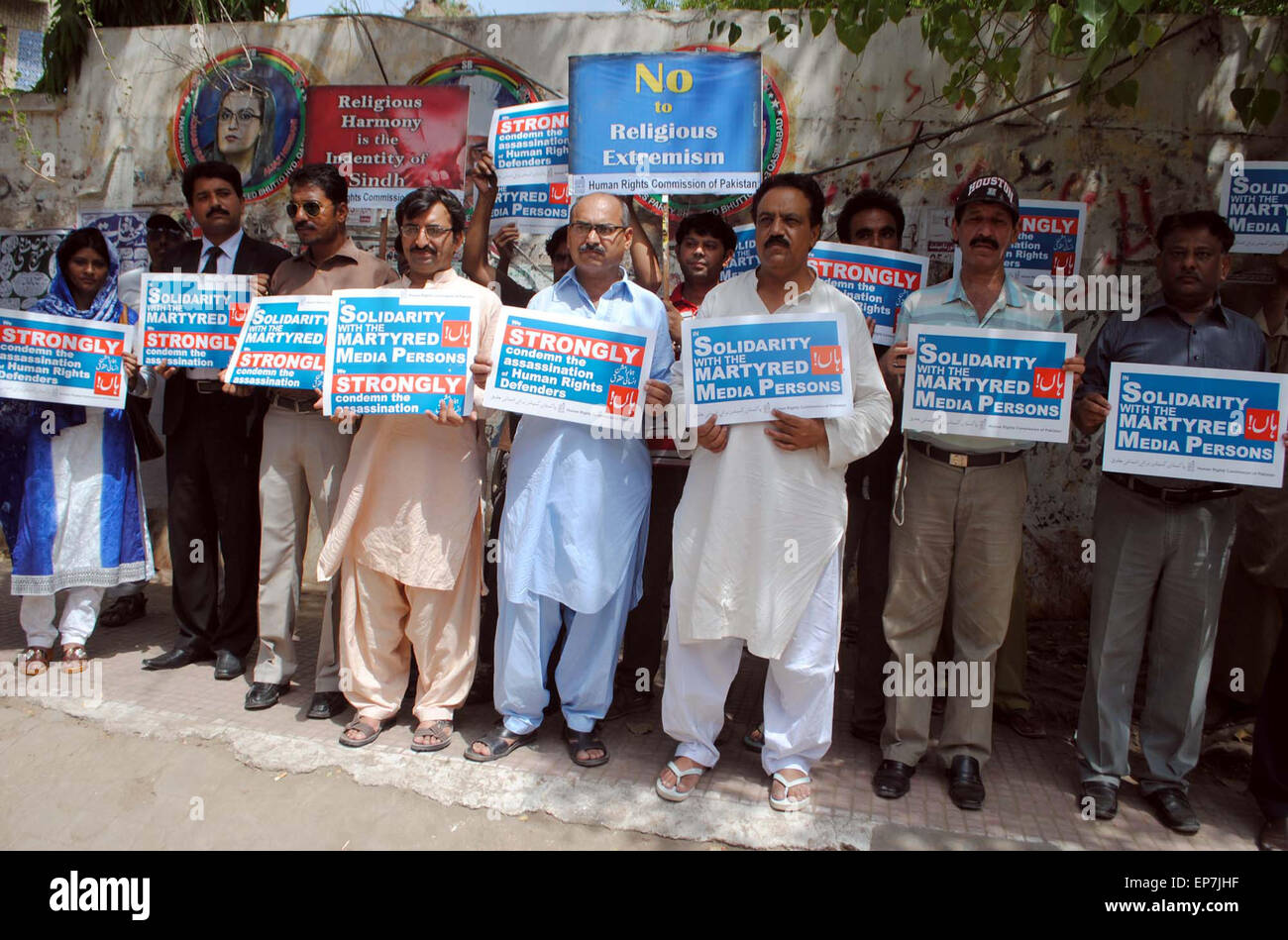 I membri della commissione per i Diritti Umani del Pakistan stanno protestando contro gli attacchi sulla comunità Ismaili a Karachi, durante una manifestazione svoltasi al di fuori di Hyderabad press club giovedì, 14 maggio 2015. Foto Stock