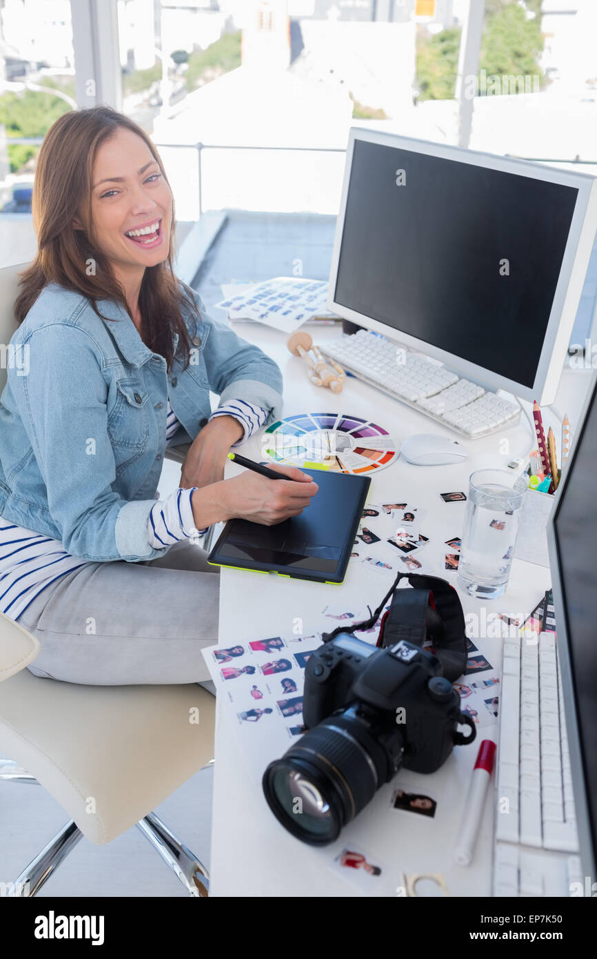 Ridendo photo editor di lavorare con una tavoletta grafica Foto Stock
