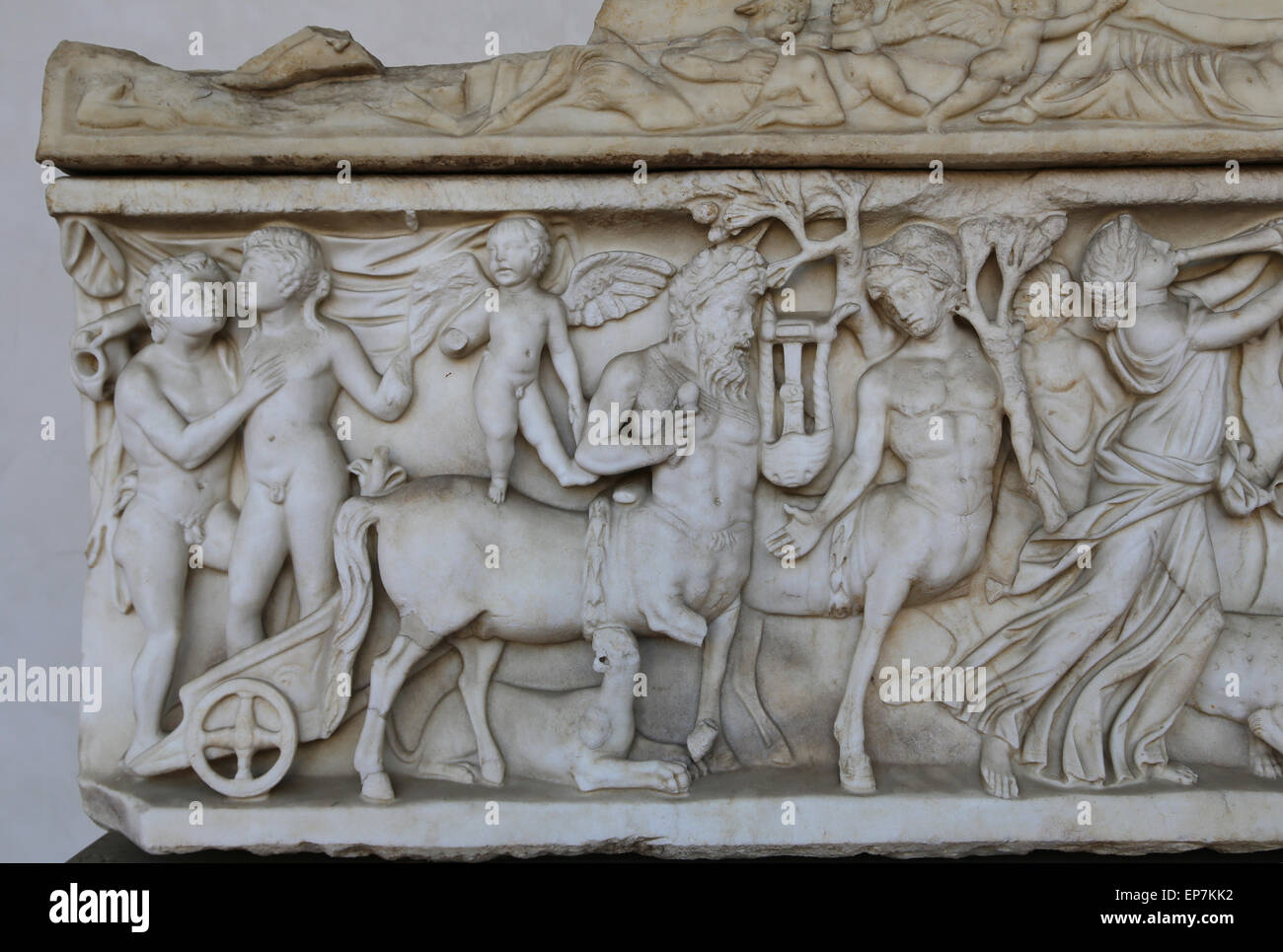 Sarcofago con Dionysiac corteo cerimoniale. Ii secolo D.C. Sollievo. I centauri. Roma. L'Italia. Foto Stock