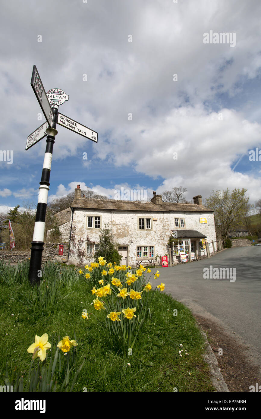 Villaggio di Malham, Yorkshire, Inghilterra. Molla di pittoresca vista di un pre Worboys direzione strada accedi Malham. Foto Stock