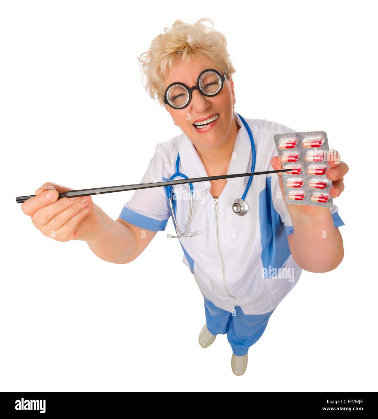Divertenti medico maturi con le pillole isolato su bianco Foto Stock