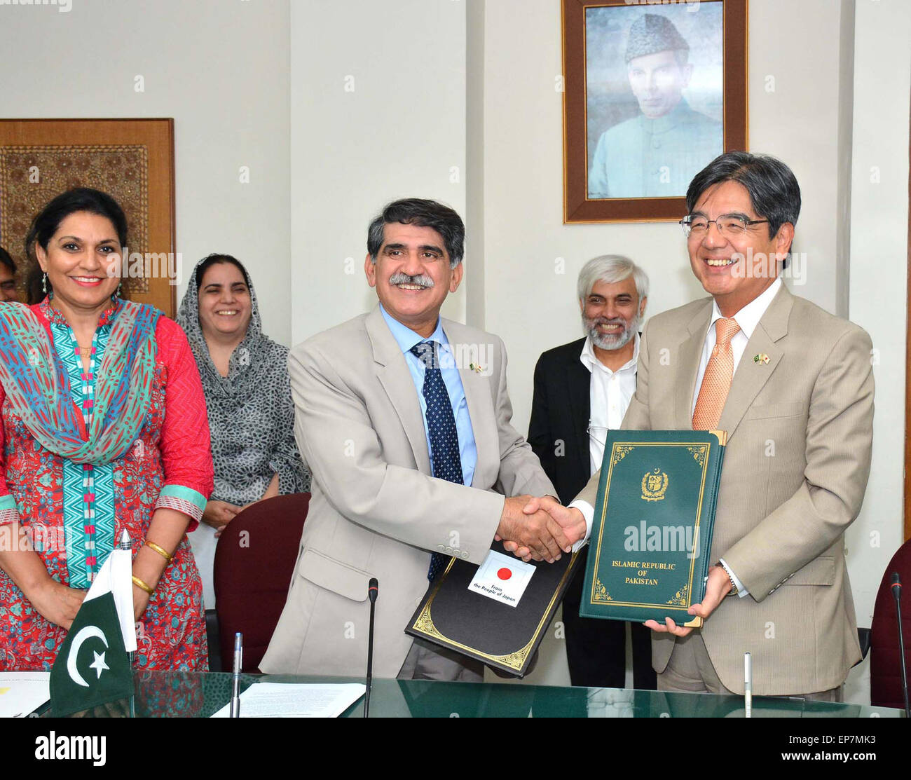 Il Sig. Hiroshi Inomata, Ambasciatore del Giappone presso il Pakistan e il sig. Muhammad Saleem Sethi, Segretario per gli Affari Economici della Divisione, lo scambio di documenti dopo l'accordo firmato a Islamabad il 14 maggio 2015. Foto Stock