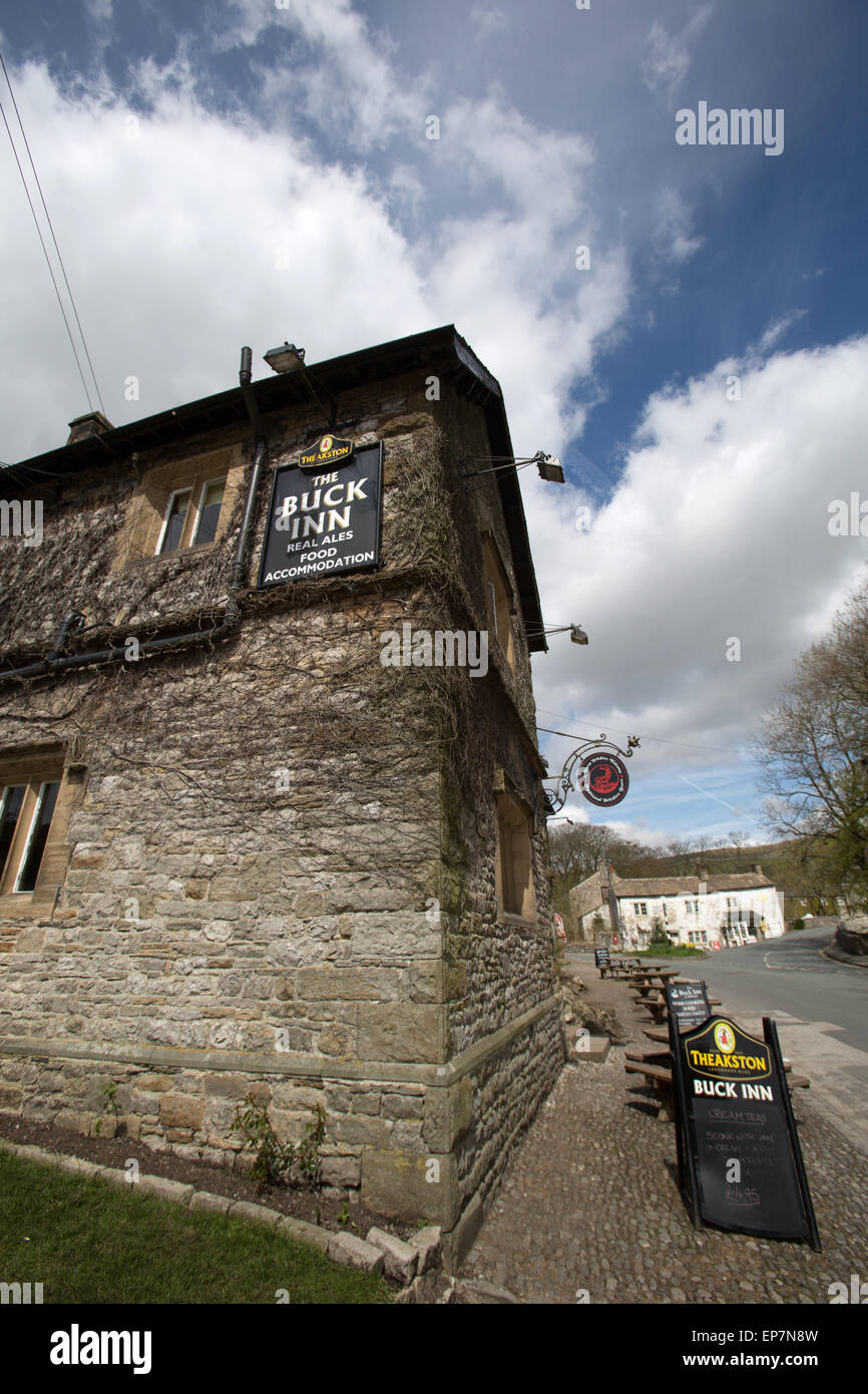 Villaggio di Malham, Yorkshire, Inghilterra. Molla di pittoresca vista di Malham's Buck Inn. Foto Stock