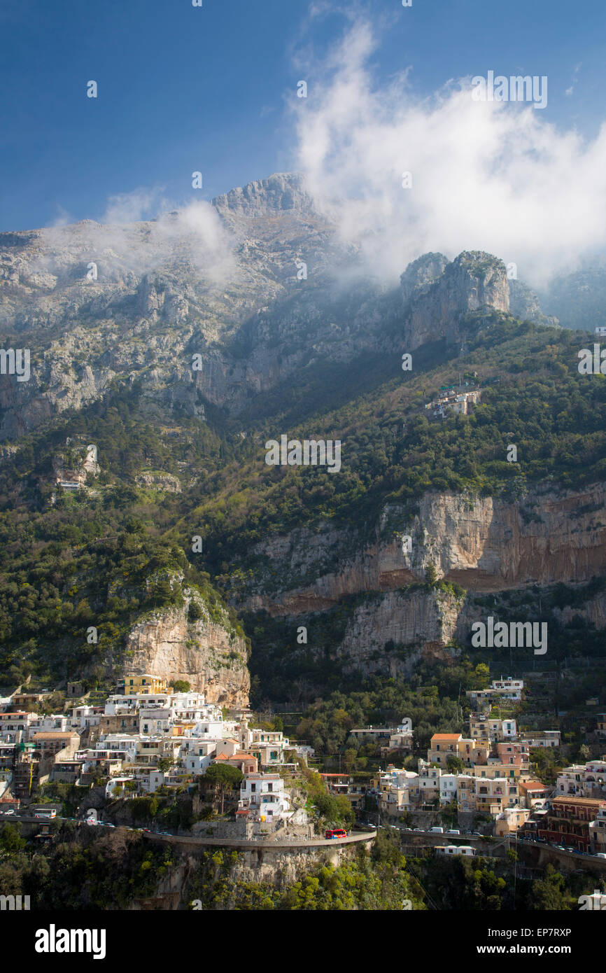 Imponenti montagne nano del comune di Positano lungo la Costiera Amalfitana, Campania, Italia Foto Stock