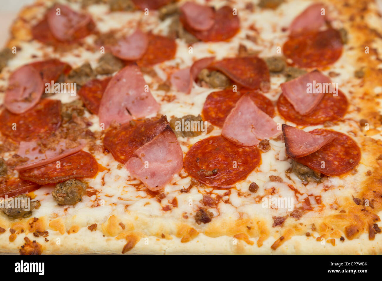 Hot gourmet pizza con salsiccia per pizza, salsicce, carne macinata di manzo e prosciutto Foto Stock