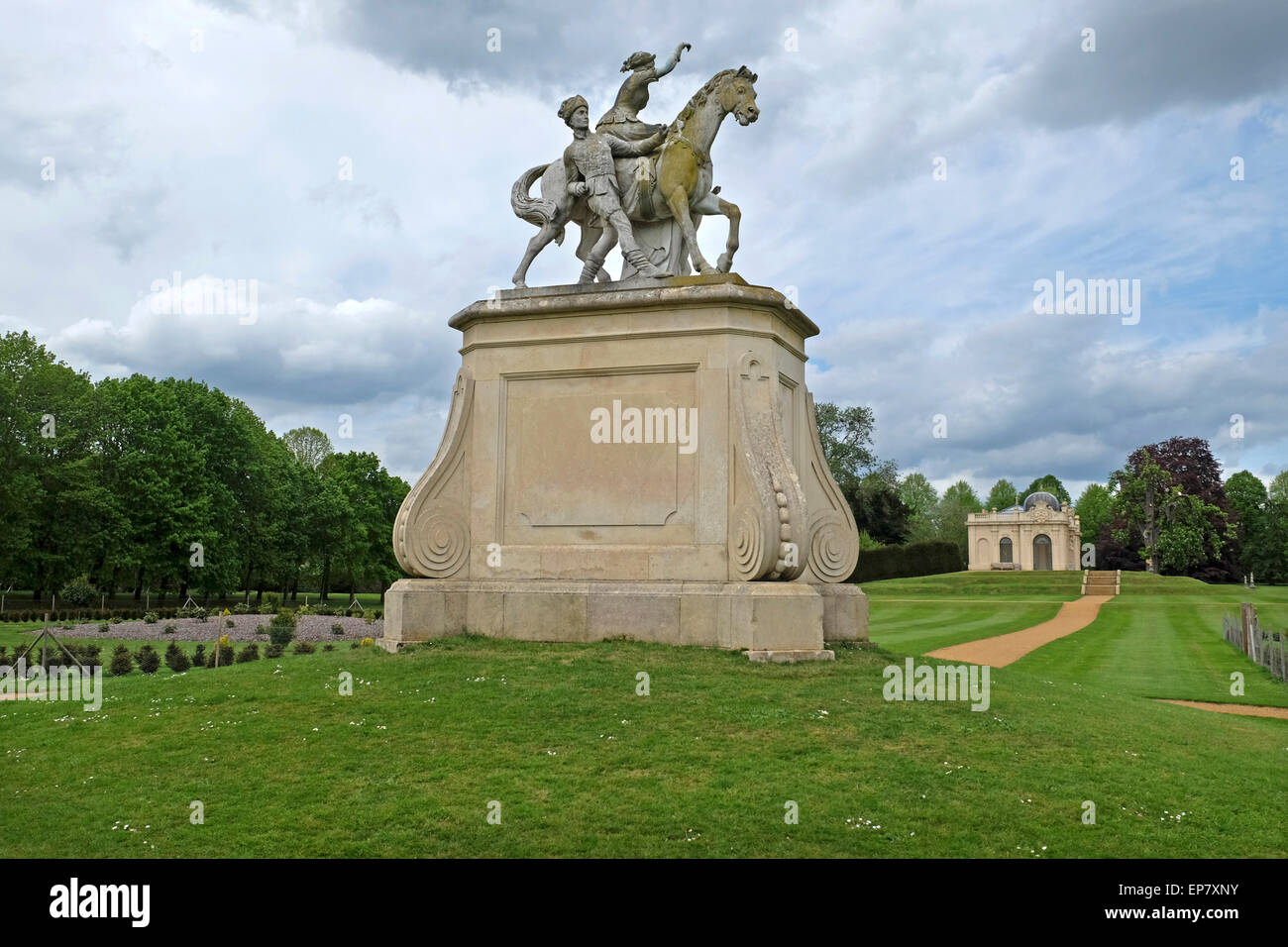 Statua a strappare Parco e giardini con l'Orangery in background. Silsoe, Luton, Bedfordshire, Regno Unito Foto Stock