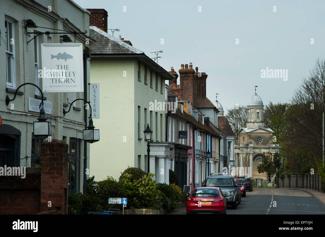 Vista di Mistley, Essex, Regno Unito In primo piano la Mistley Thorn, sullo sfondo la Mistley Towers. Foto Stock