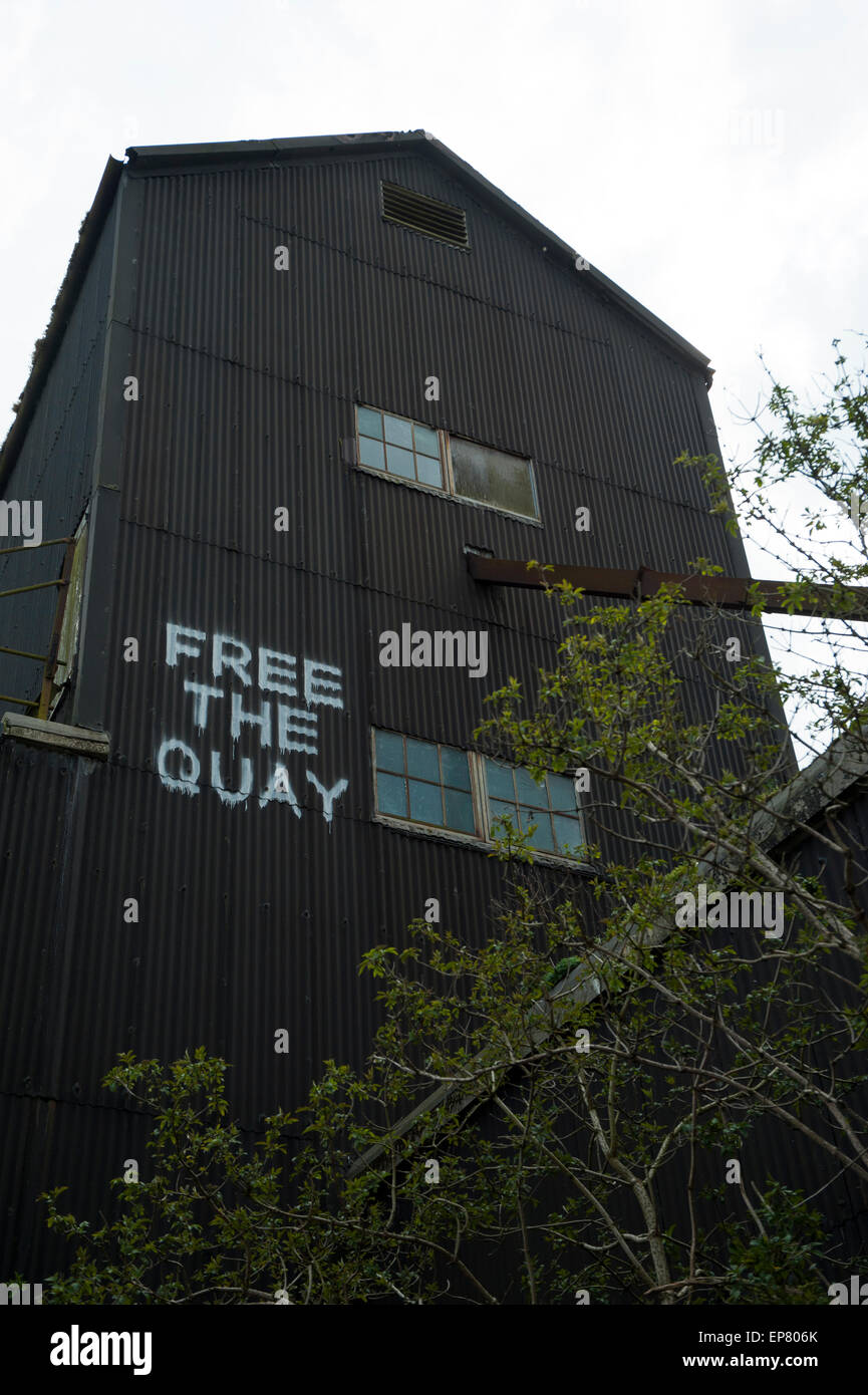 Libera la banchina graffiti sul Quayside edificio a Mistley Quay Foto Stock