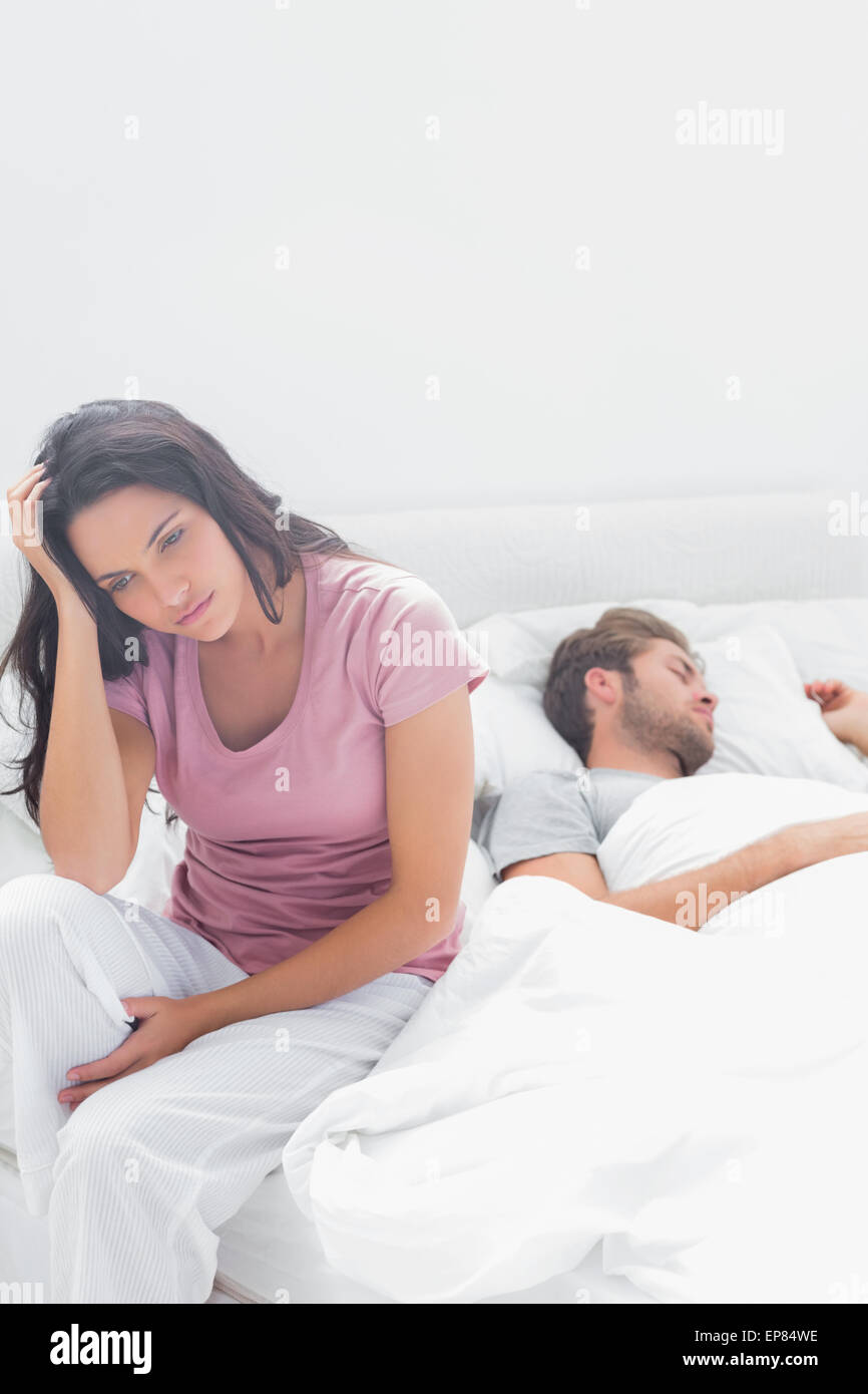 Ha sottolineato la donna pensando mentre è seduto nel suo letto Foto Stock