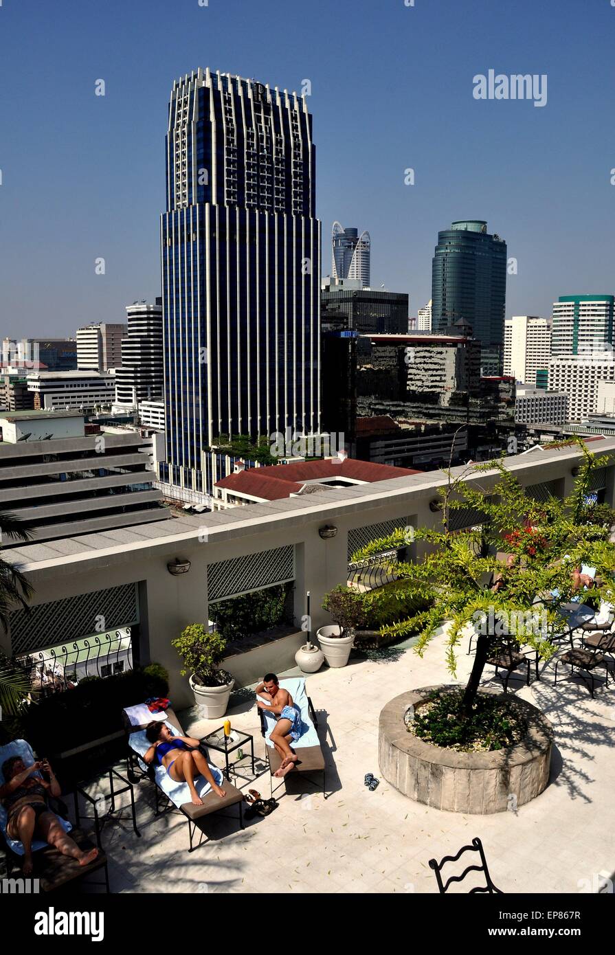 Bangkok, Thailandia: la gente a prendere il sole sul tetto mazzo di lusso Cape House Hotel su Lang Suan Road Foto Stock