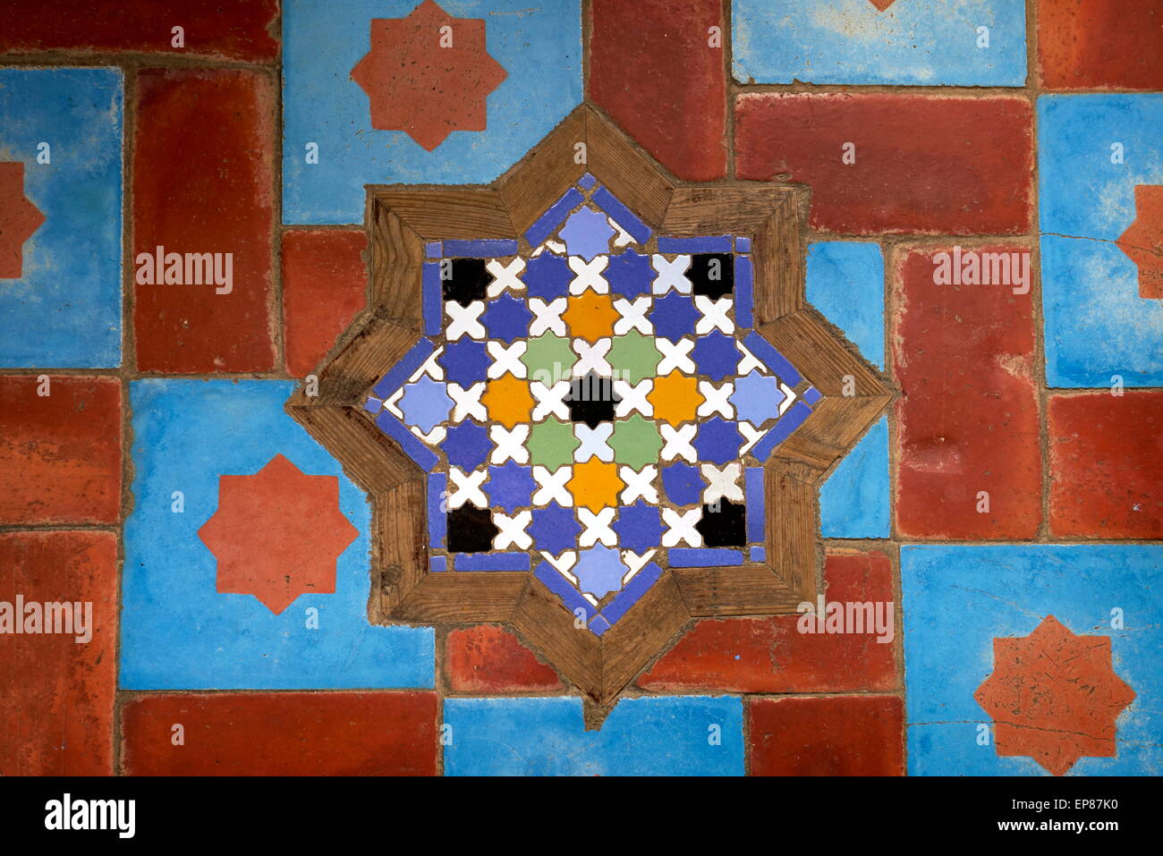 Le piastrelle di ceramica, scintillante e colorato, sono utilizzati per pavimenti e pareti. Il Marocco Foto Stock