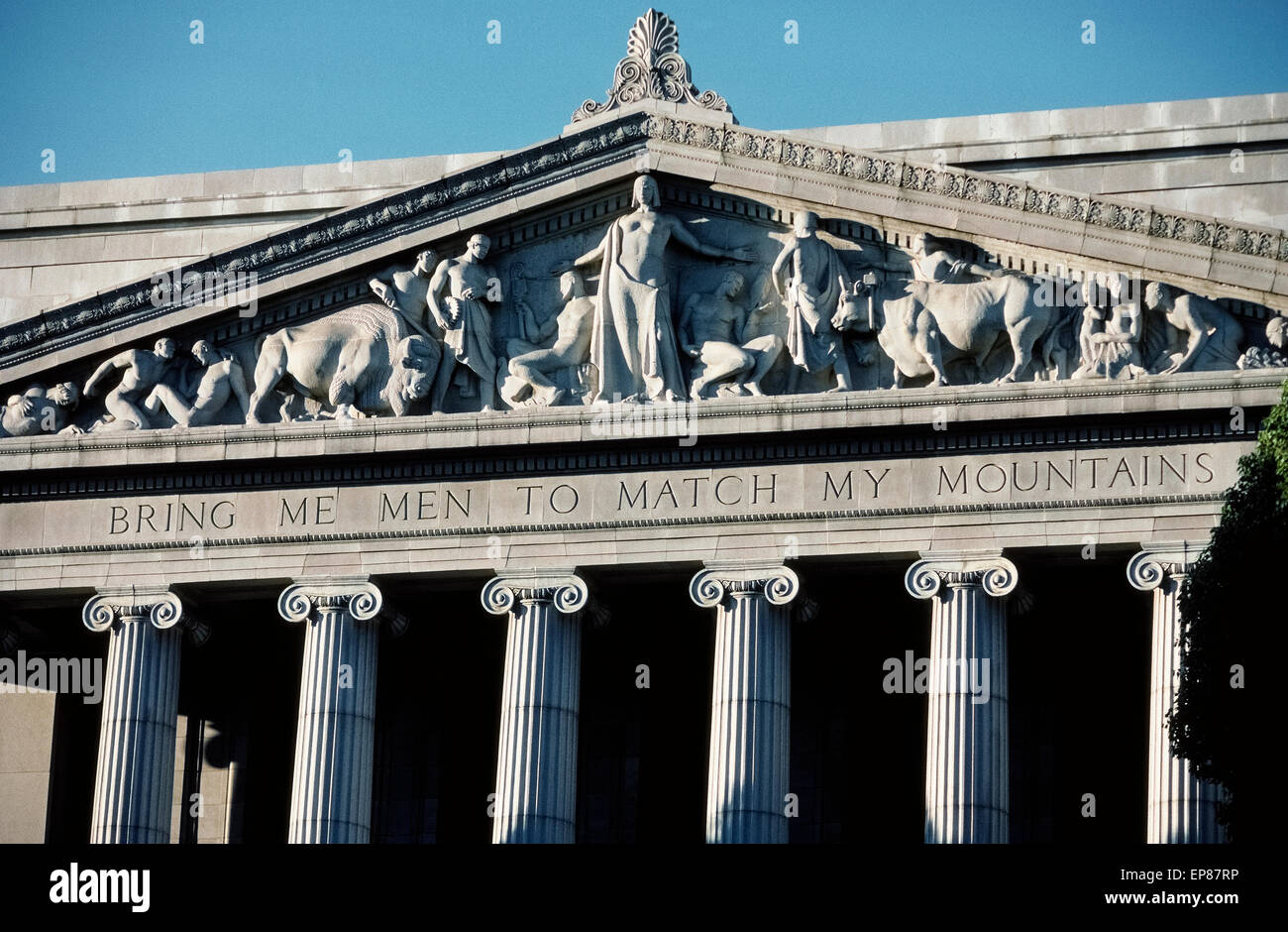 "Mi portano gli uomini a corrispondere con Le Mie Montagne' è inscritto al di sotto di una drammatica fregio che è stata scolpita da Edward campo Sanford, Jr., per un frontone sulla California State Office Edificio n. 1 sulla Capitol Mall a Sacramento, California, Stati Uniti d'America. La figura centrale è una femmina con le braccia tese in rappresentanza di California accogliente il mondo. Ella è affiancato da figure che rappresentano il mare e le montagne. Tra di loro ci sono una bufala e un bue che rappresenta entrambi i selvaggi e forza interna. Lo storico edificio neoclassico è stato inaugurato nel 1928 per fornire necessari uno spazio ufficio per la crescita di un membro di governo. Foto Stock