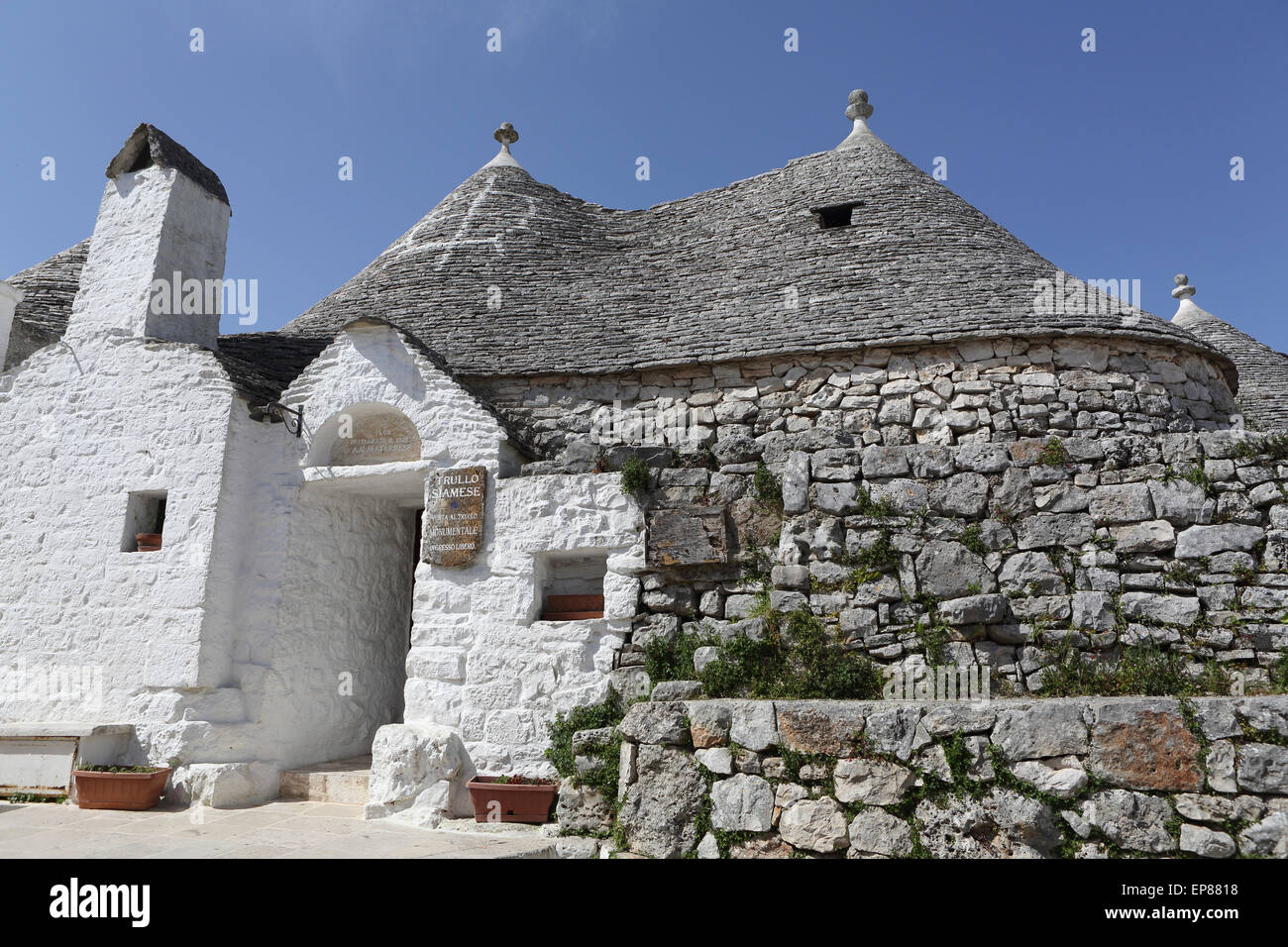 Il Trullo Siamese, una camera a due letti con soffitto in casa e un  monumento nel rione Monte quartiere di Alberobello, Puglia, Italia. La  città è un'ONU Foto stock - Alamy