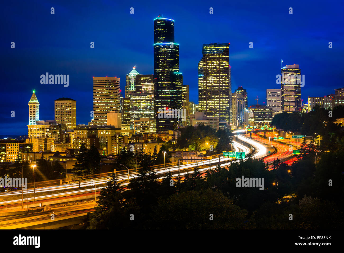 Vista notturna di I-5 e la skyline di Seattle dal Jose Rizal Bridge, a Seattle, Washington. Foto Stock