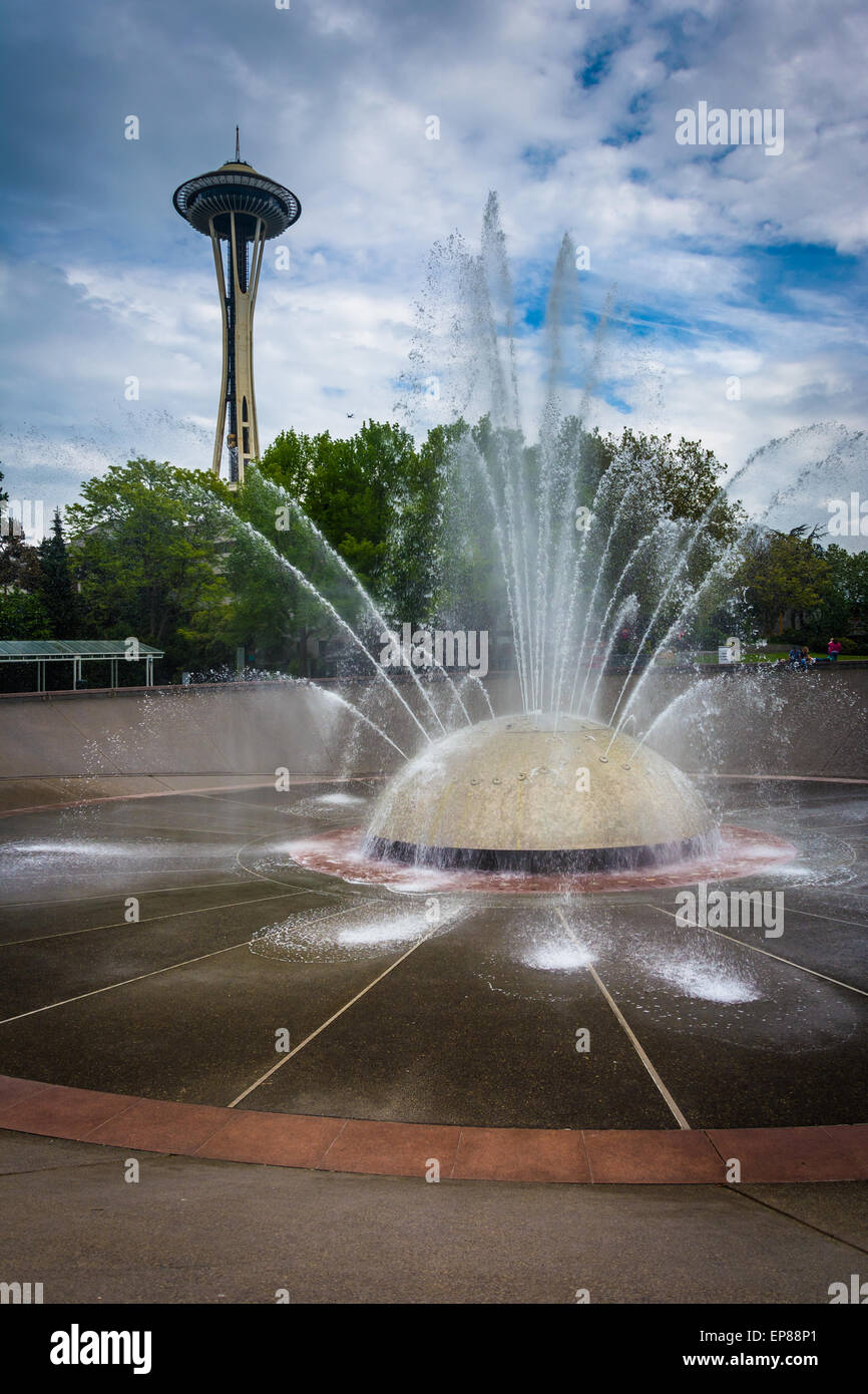 La fontana di internazionale e lo Space Needle, presso il centro di Seattle, a Seattle, Washington. Foto Stock
