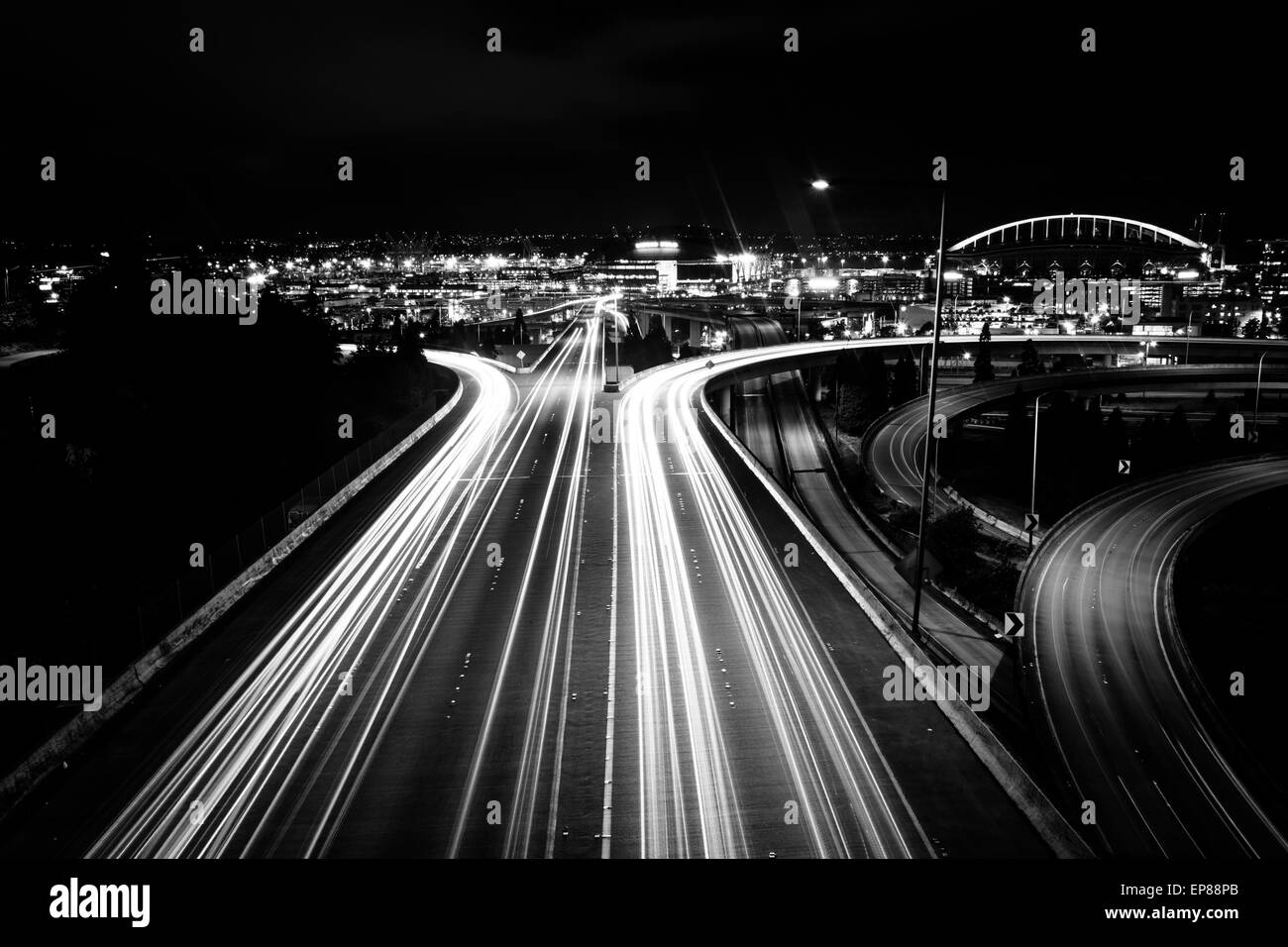 Vista della I-90 di notte, dall'Jose Rizal Bridge, a Seattle, Washington. Foto Stock