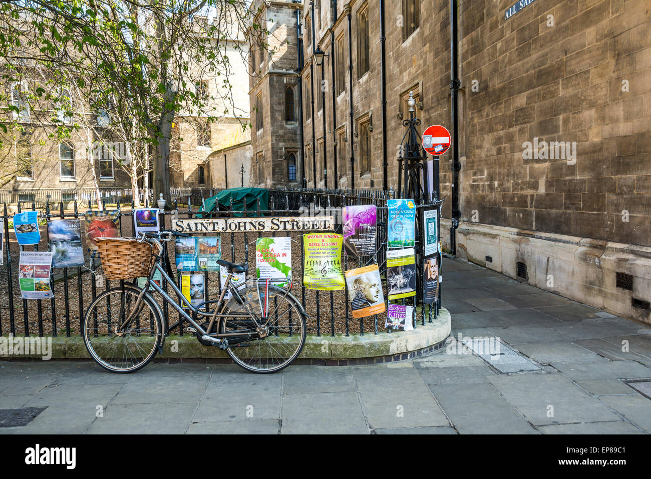 Una bicicletta parcheggiata contro le ringhiere di tutti i Santi di giardino su St Johns Street nel centro della città di Cambridge Foto Stock