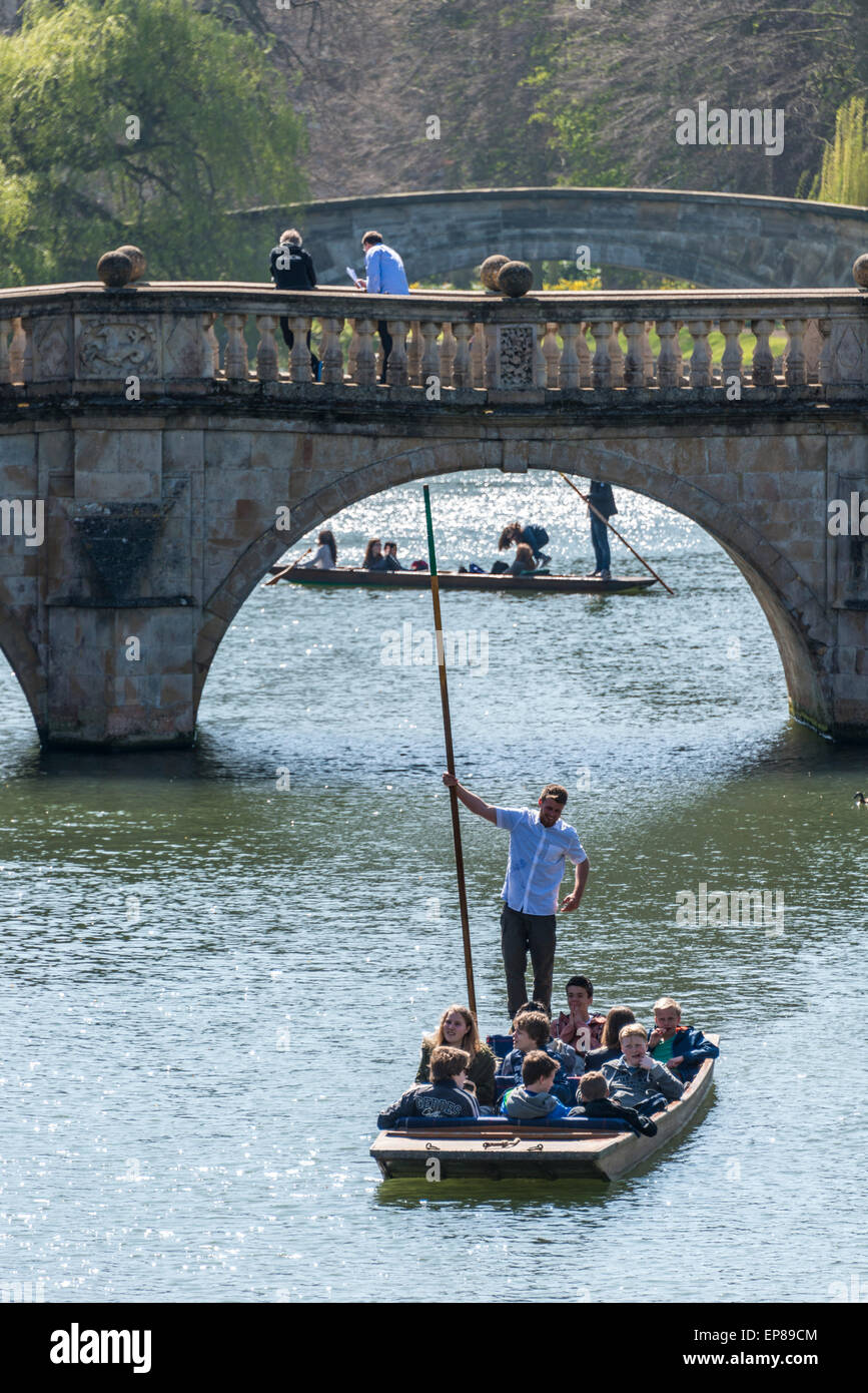 Punting sul fiume Cam in Cambridge Inghilterra tiene nella famosa dorsi dei Collegi Universitari ed è popolare con i turisti Foto Stock