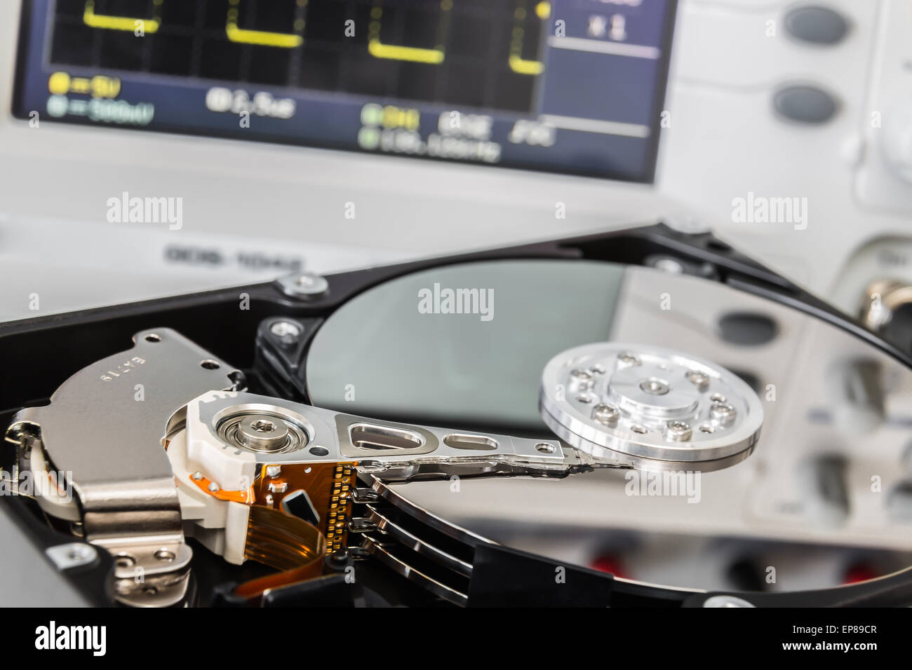 HDD in un laboratorio di prova pronto per il recupero dei dati o la riparazione Foto Stock
