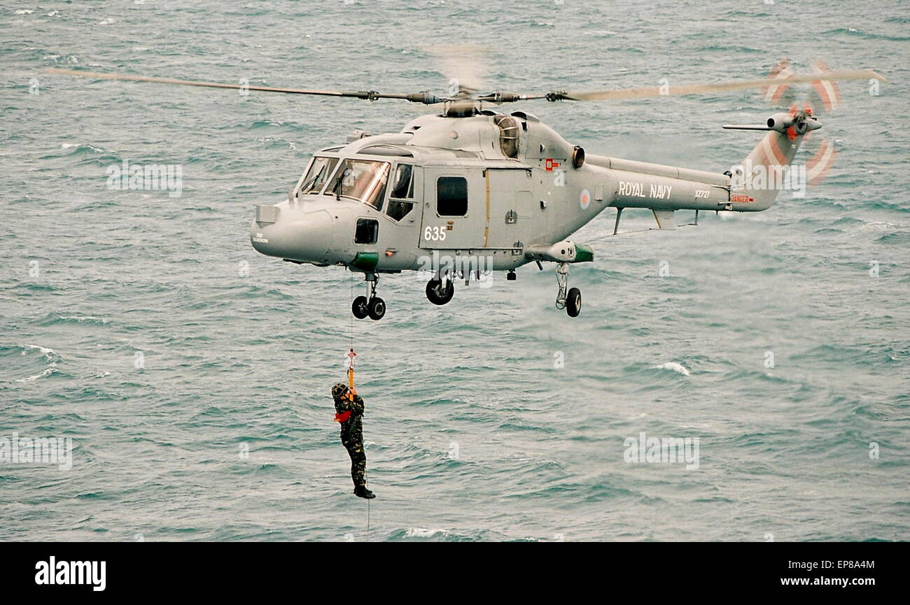 AJAXNETPHOTO - 20 August, 2009. BOURNEMOUTH, Inghilterra - Royal Fleet Visitatore ausiliare - CPL ALAN HOCKING dei Royal Marines COMMANDO TEAM DISPLAY recanti una lettera dal primo signore del mare, viene abbassato da un verricello da un LYNX sul ponte di volo della RFA LSDA Mounts Bay OFF BOURNEMOUTH DURANTE L'ESTATE AIR SHOW. Foto:JONATHAN EASTLAND/AJAX REF:920081 09 7 Foto Stock