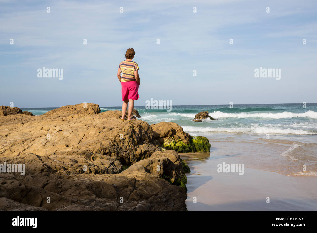 Lonely woman in spiaggia Foto Stock