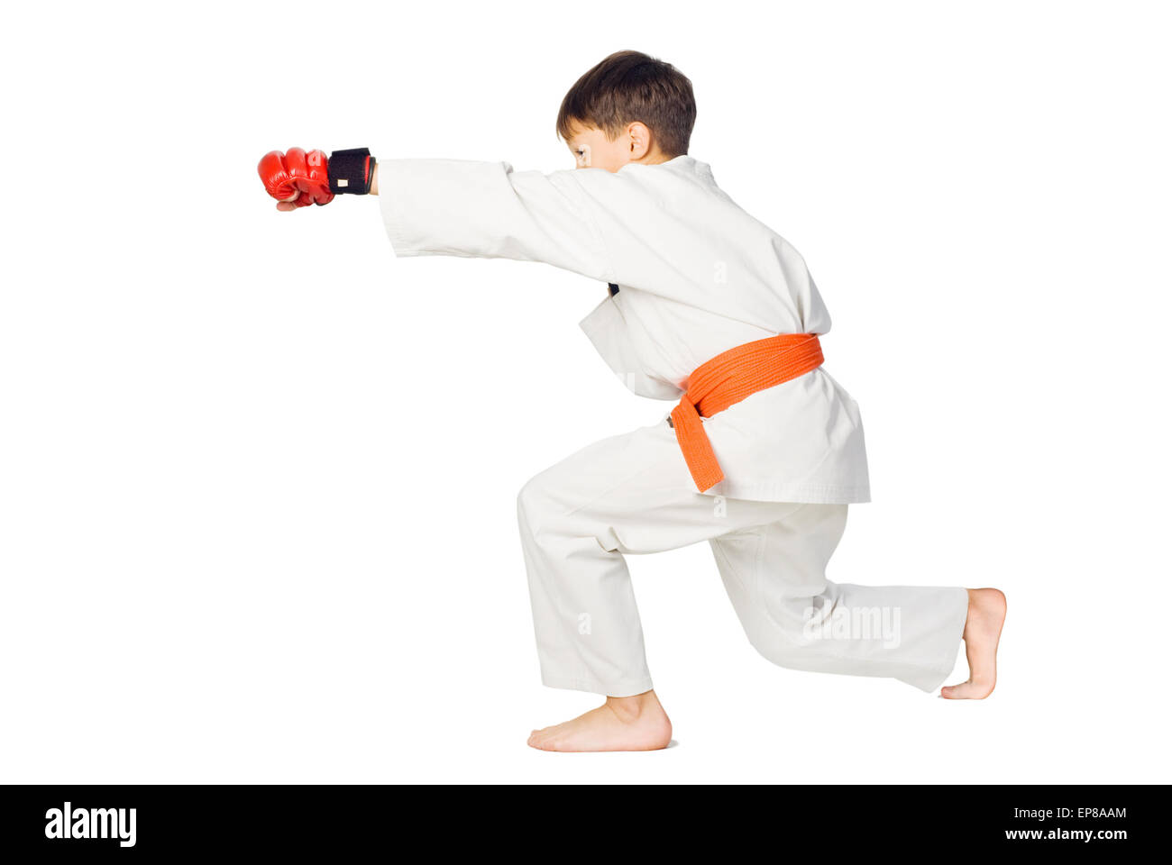 Un giovane ragazzo aikido fighter in kimono bianco che mostra le arti marziali isolato su bianco Foto Stock