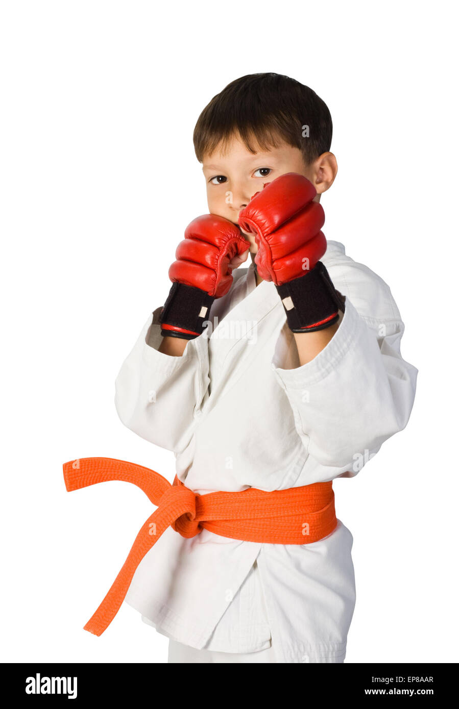 Un giovane ragazzo aikido fighter in kimono bianco che mostra le arti marziali isolato su bianco Foto Stock