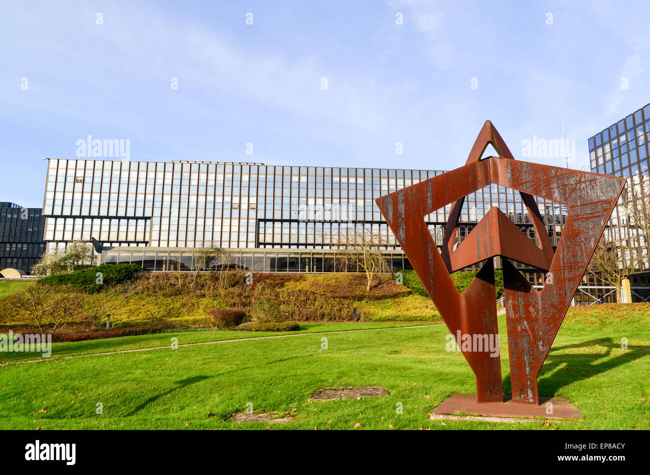 La scultura presso la Commissione europea (bâtiment Jean Monnet) nel quartiere europeo, Kirchberg, Lussemburgo Foto Stock