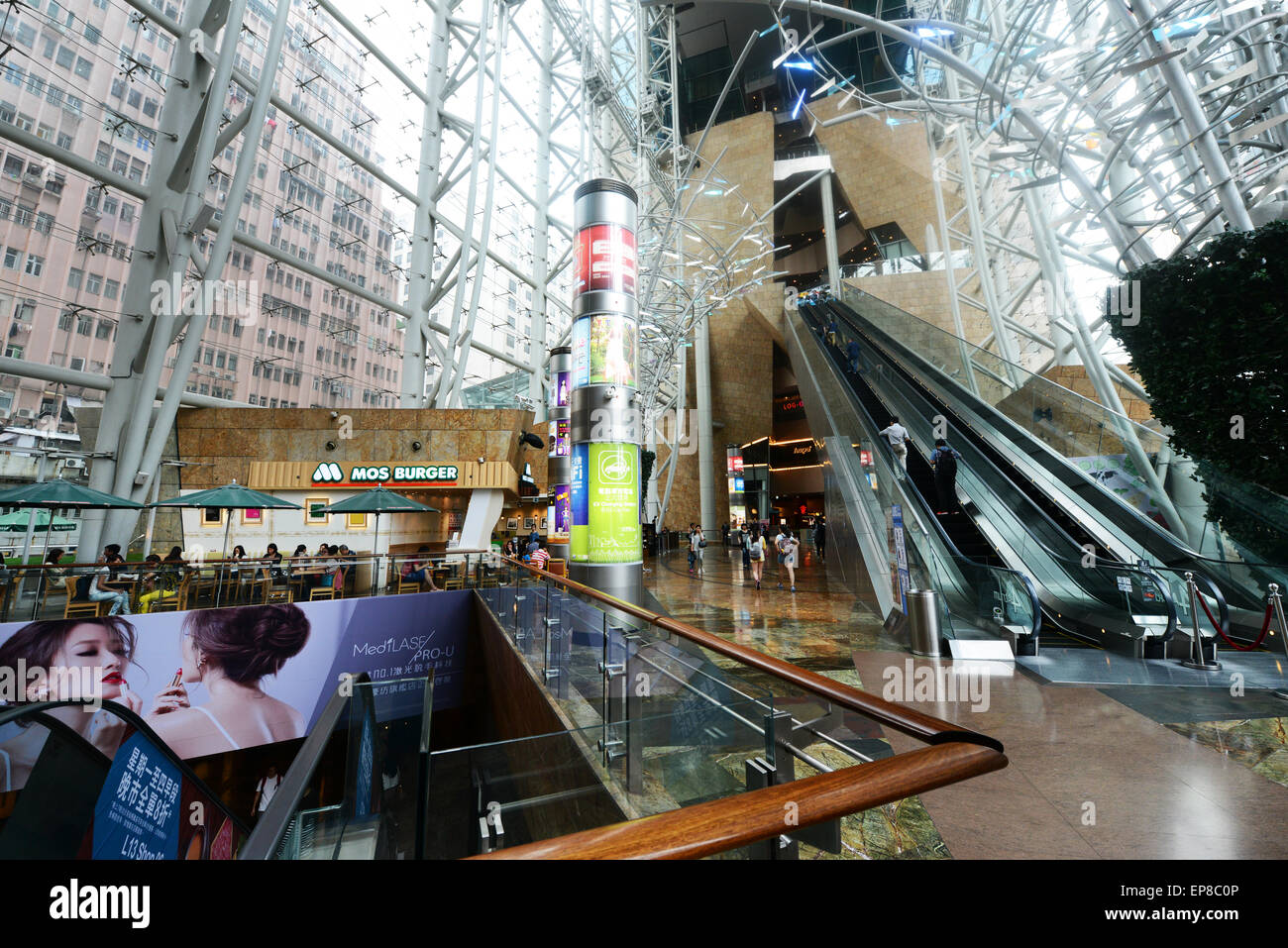 L'interno del Langham Place Shopping Mall a Kowloon. Foto Stock